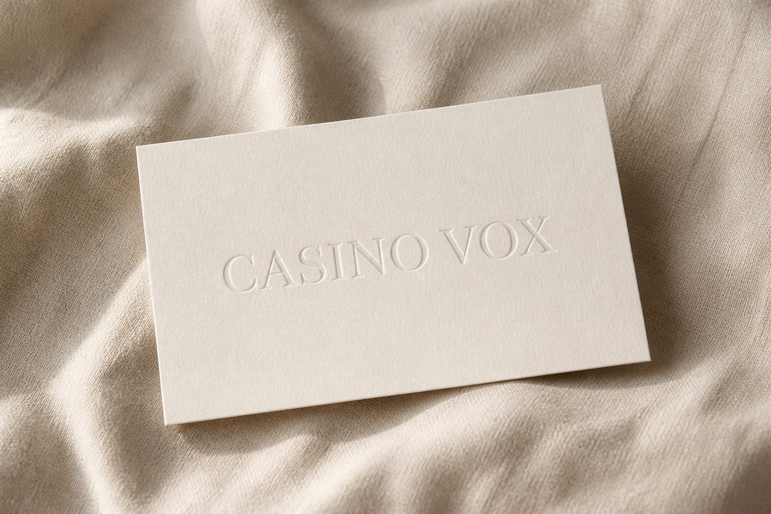 Wizytówka z wytłoczonym napisem Casino Vox na lnianym obrusie